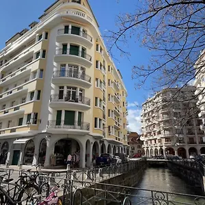 https://le-panoramique-appartement-de-75m2-avec-balcon-au-annecy.hotels-rhonealpes.com