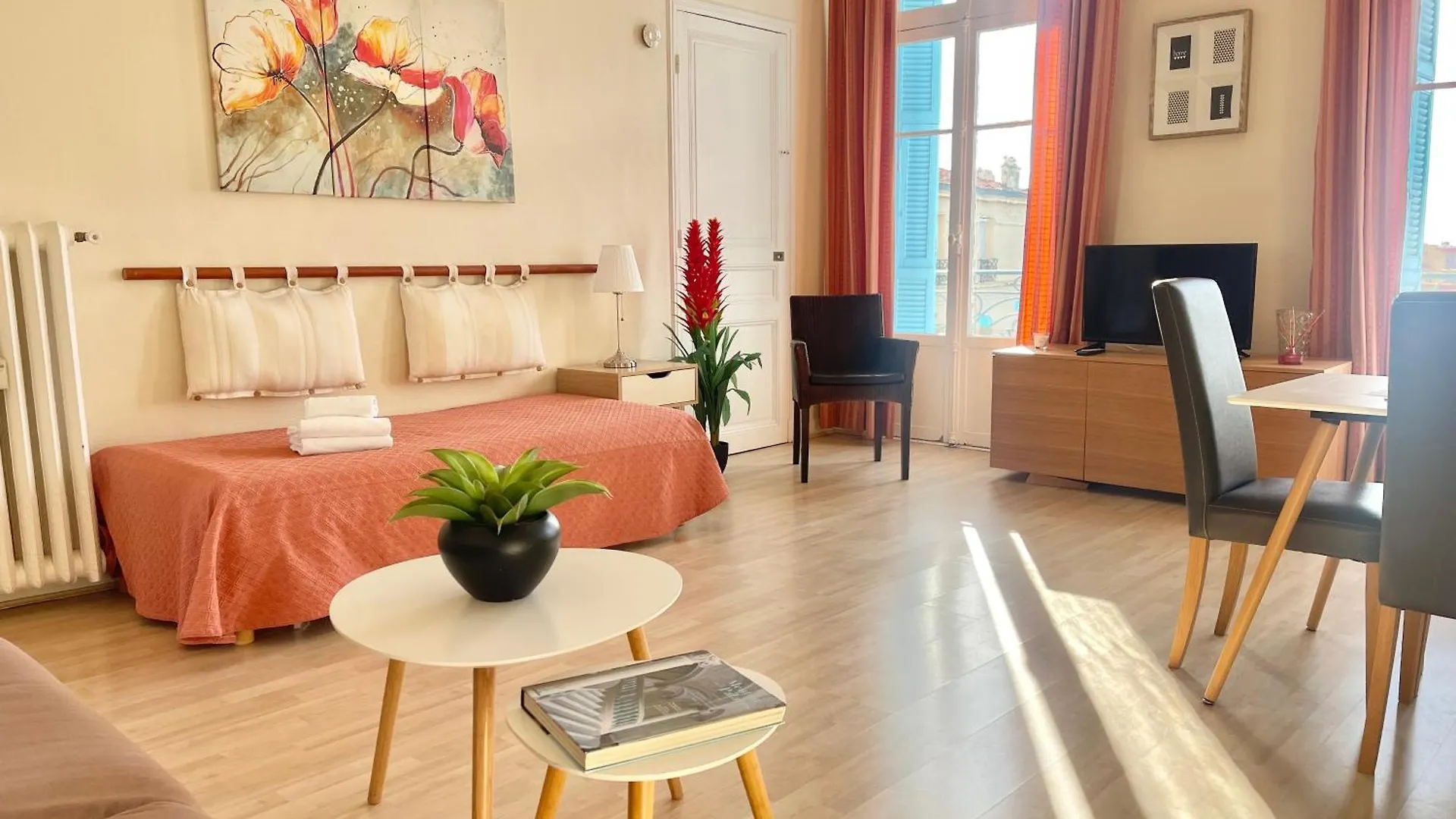 L'Orient Palace Apartments Menton 0*,  France