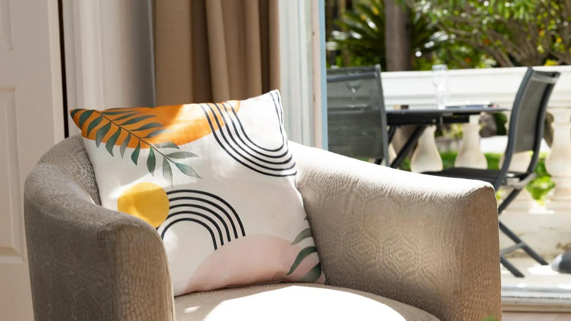 L'Orient Palace Apartments 멍똥